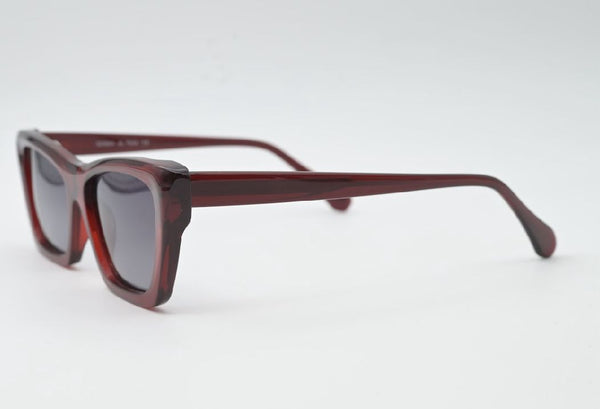 OnlyCeto “Crimson Curve” – Sonnenbrille in transparentem Kirschrot